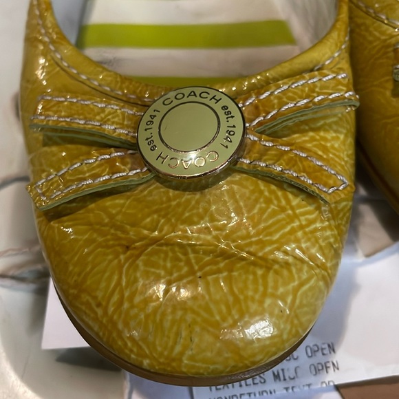 Coach sandals super cute Cream lemony yellow logo pins with bows - Picture 5 of 7